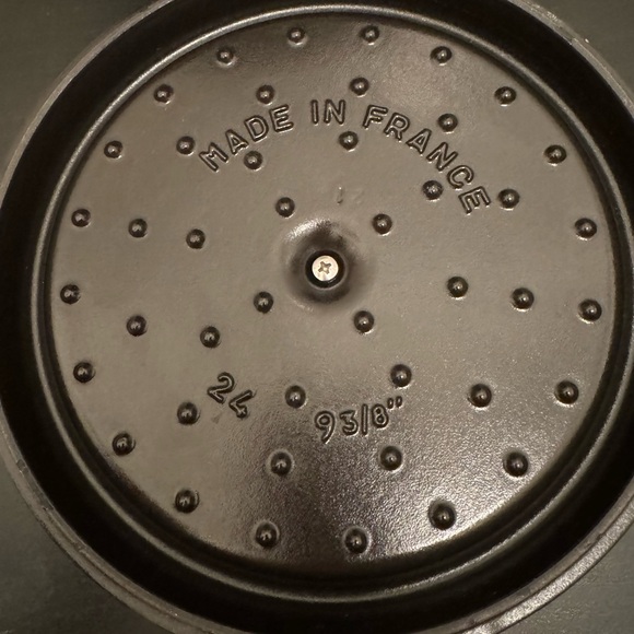 Staub 24 4qt 9-3/8” Cast Iron Round Dutch Oven Matte Black NEW - Picture 3 of 8